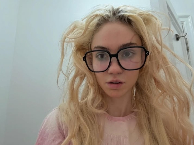 حبيبة ماسك السابقة تثير الضجة بوشم صادم على وجهها