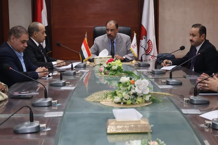 البداية في 3 مراكز  محافظ سوهاج يبحث مع الغرفة التجارية آليات تنفيذ مبادرتي بيع اللحوم بسعر 300 جنيها للكيلو والسلع الأساسية بأسعار التعبئة للمواطنين الثلاثاء القادم