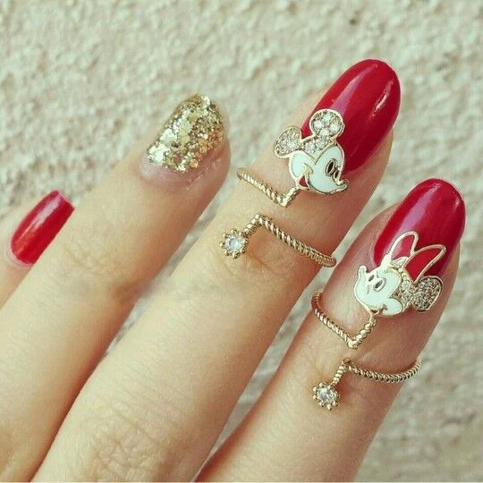 اتجاهات جديدة تزيّن أطراف الأصابع. صيحة خواتم الأظافر تفرض حضورها كبديل عصري للمانيكير التقليدي