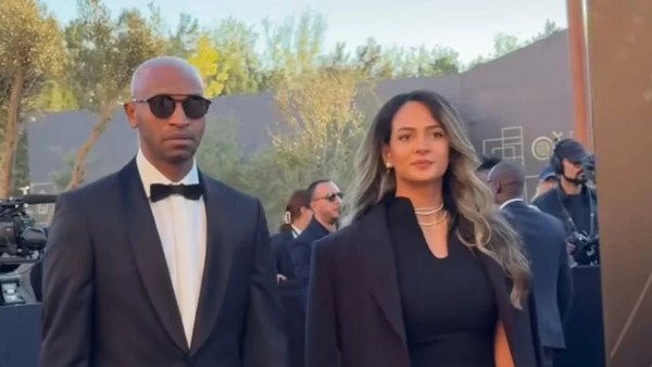 شيكابالا يلفت الأنظار بصحبة زوجته في حفل جوائز الكاف