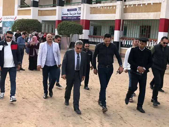 محافظ الدقهلية يتفقد مدرسة جمصه الأساسية لمتابعة الاستعدادات للانتخابات