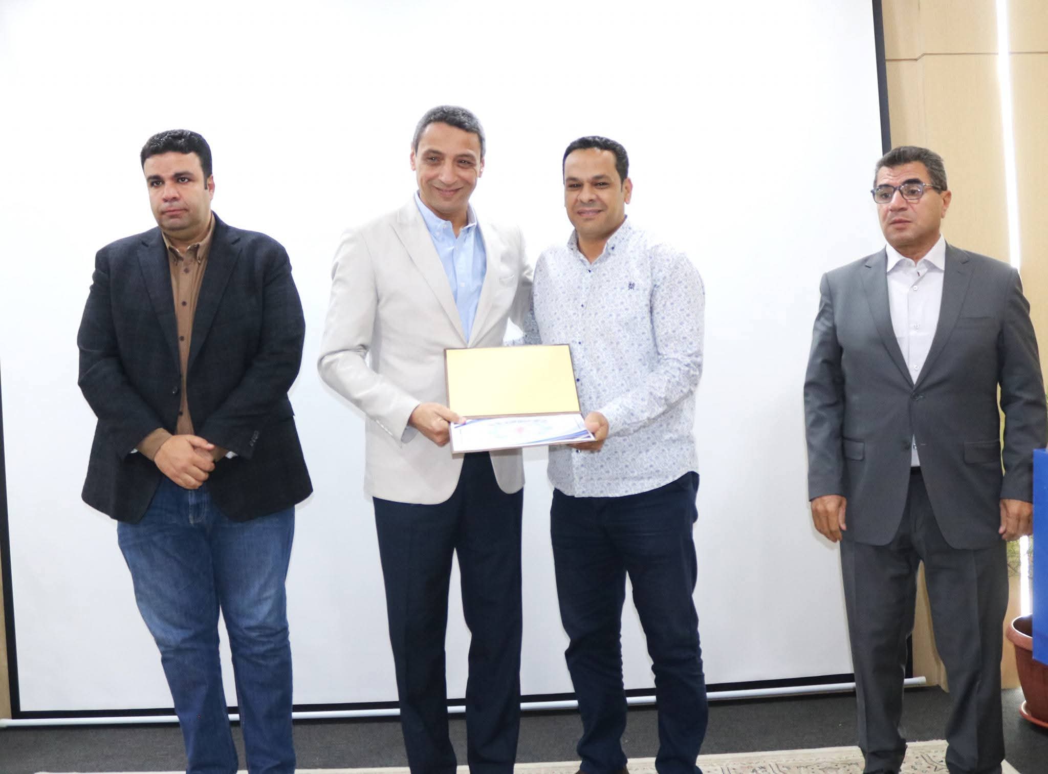 محافظ السويس يكرّم مدير التموين ومفتشي المديرية لإنجازاتهم في حماية الأسواق والمستهلكين