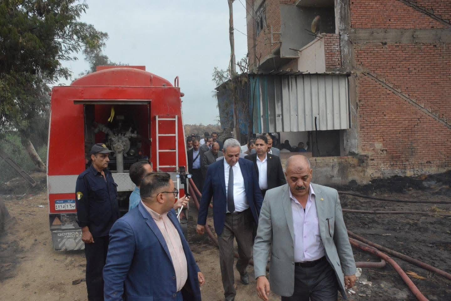 محافظ الغربية ومدير الأمن يتابعان ميدانيًا جهود السيطرة على حريق بمصنع كتان بكفر ششتا بزفتى