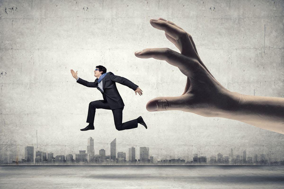 العتاب المتهالك على أهداب اللامبالاة