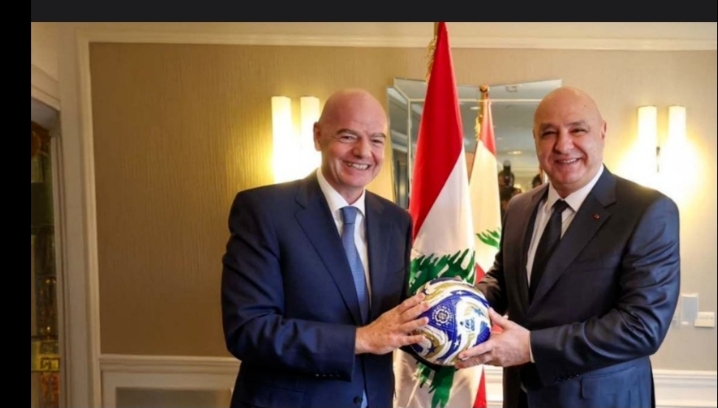 عون يمنح رئيس فيفا الجنسية البنانية
