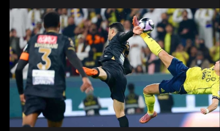 بعد تألقه الخيالي مع النصر رونالدو يمنح جائزة لأفضل تعليق على هدفه في مرمى الخليج 