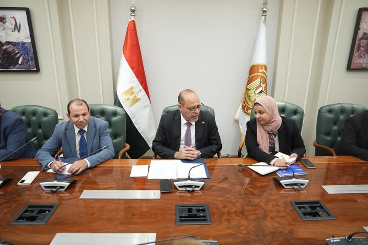 وزير العمل يبحث مع وفد البنك الدولي سبل التعاون في تنفيذ الاستراتيجية الوطنية للتشغيل وتطوير مراصد سوق العمل