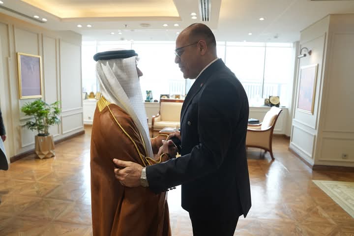 وزير العمل يبحث مع السفير الإماراتي تعزيز التعاون في مجالات التدريب وتنقل الأيدي العاملة