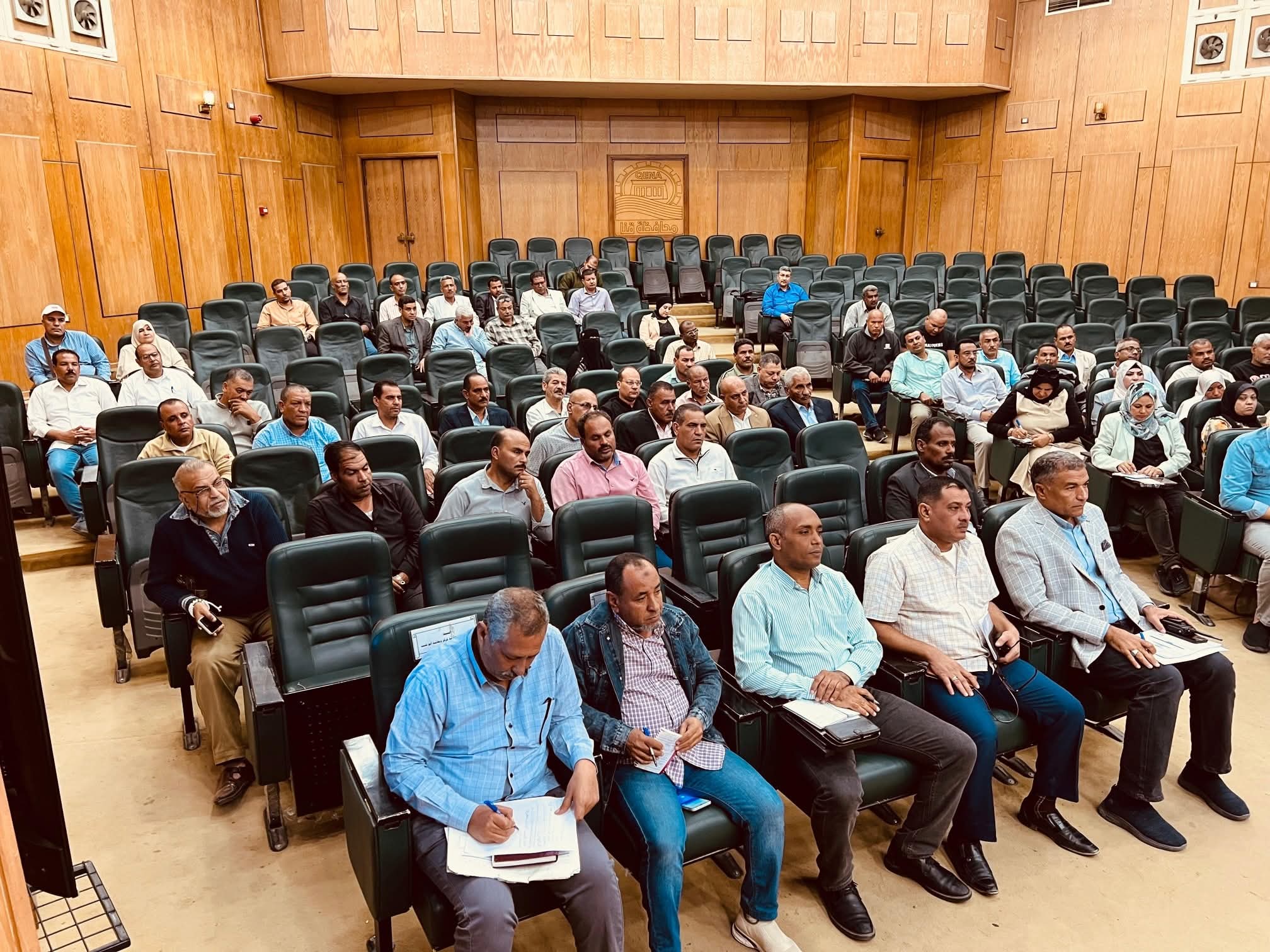 محافظ قنا يلتقي برؤساء المدن والقرى استعدادًا لعقد جلسات التشاور المجتمعي ضمن إعداد الخطة الاستثمارية 2026 – 2027