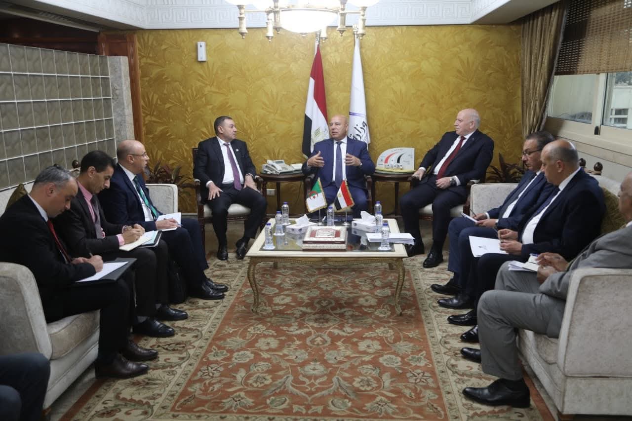 نائب رئيس مجلس الوزراء للتنمية الصناعية وزير الصناعة والنقل يبحث مع وزيري الصناعة والداخلية والنقل الجزائريين تدعيم التعاون بين البلدين في مجالي الصناعة والنقل 