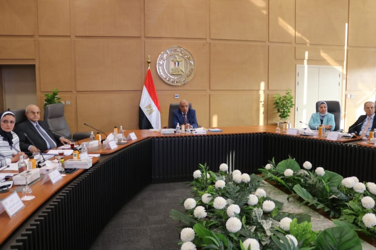 بحضور وزيرة التخطيط والتنمية الاقتصادية والتعاون الدولي وزير الكهرباء والطاقة المتجددة يترأس اجتماع الجمعية العامة للشركة المصرية لنقل الكهرباء