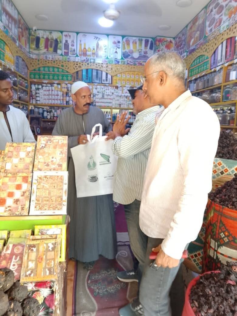 استمرار حملات التوعية البيئية لمنع استخدام الأكياس البلاستيكية أحادية الاستخدام بالغردقة