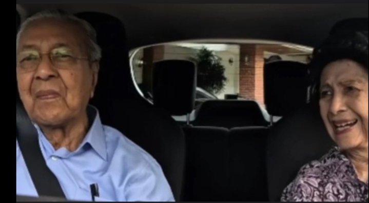 مهاتير البالغ 100 عام يخطف الأنظار بفيديو ظريف مع زوجته