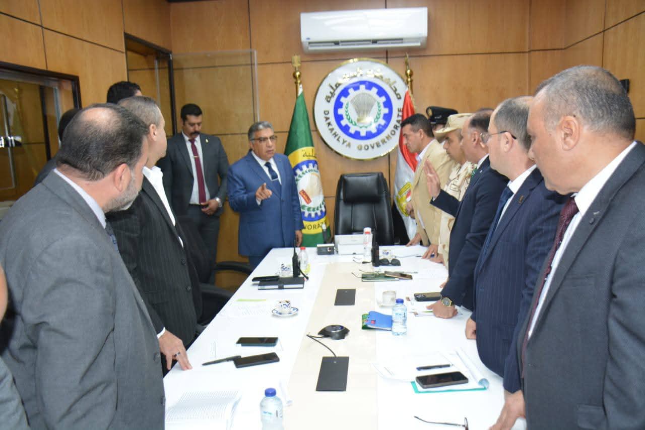 محافظ الدقهلية يتفقد سير العمل باللجان الانتخابية عبر الشبكة الوطنية للطوارئ والسلامة 