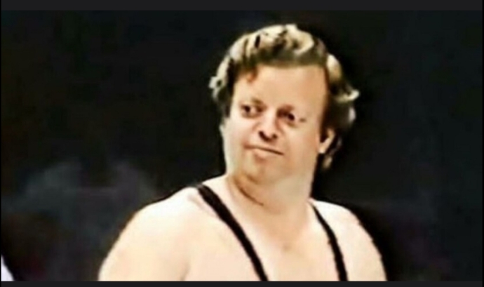 دخل التاريخ كمصارع أصم وفاة أسطورة المصارعة WWE بريان ماكني