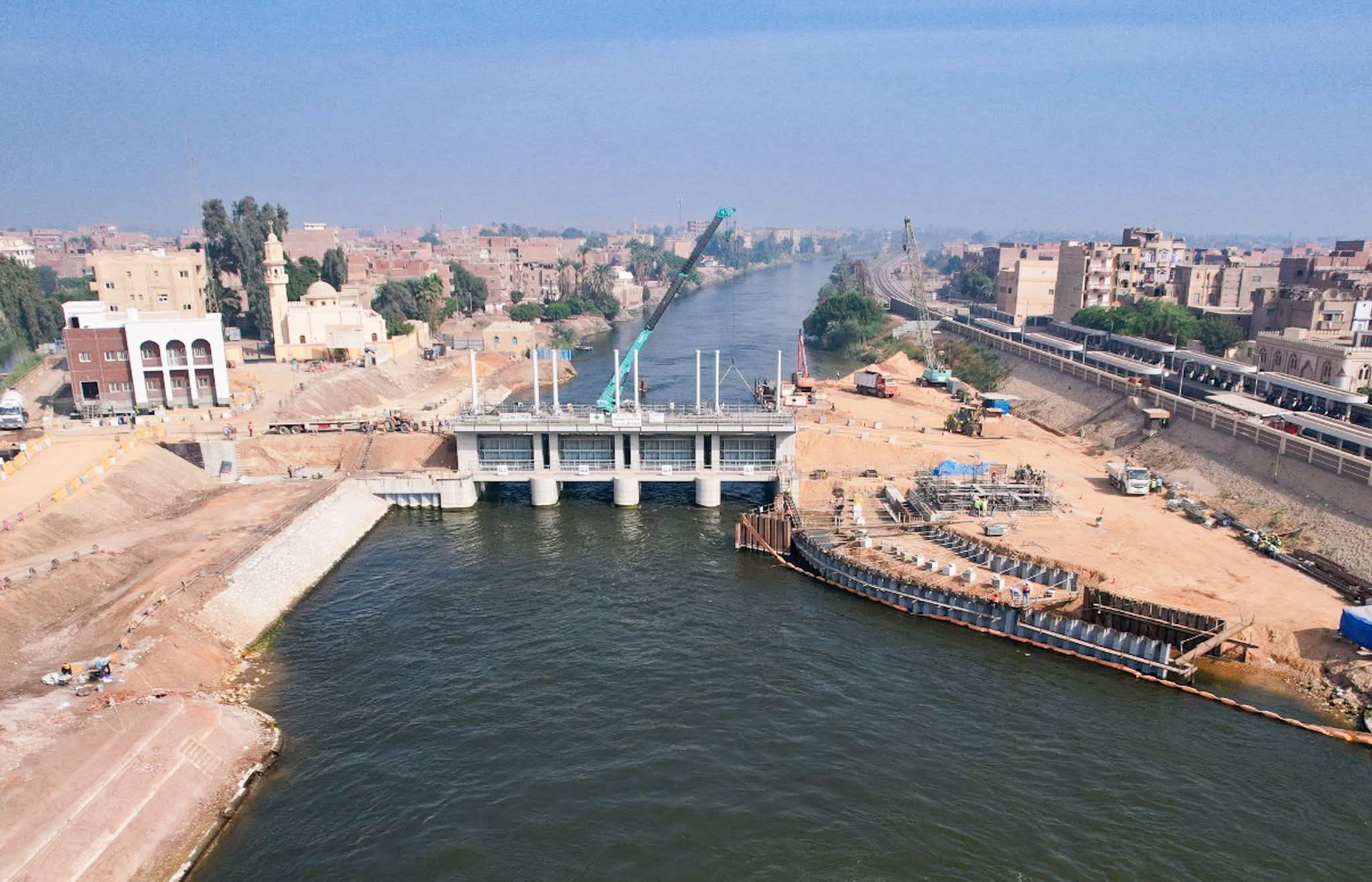 الدكتور سويلم يتابع الموقف التنفيذي لمشروع إنشاء مجموعة قناطر ديروط الجديدة بنسبة تنفيذ ٩٢%