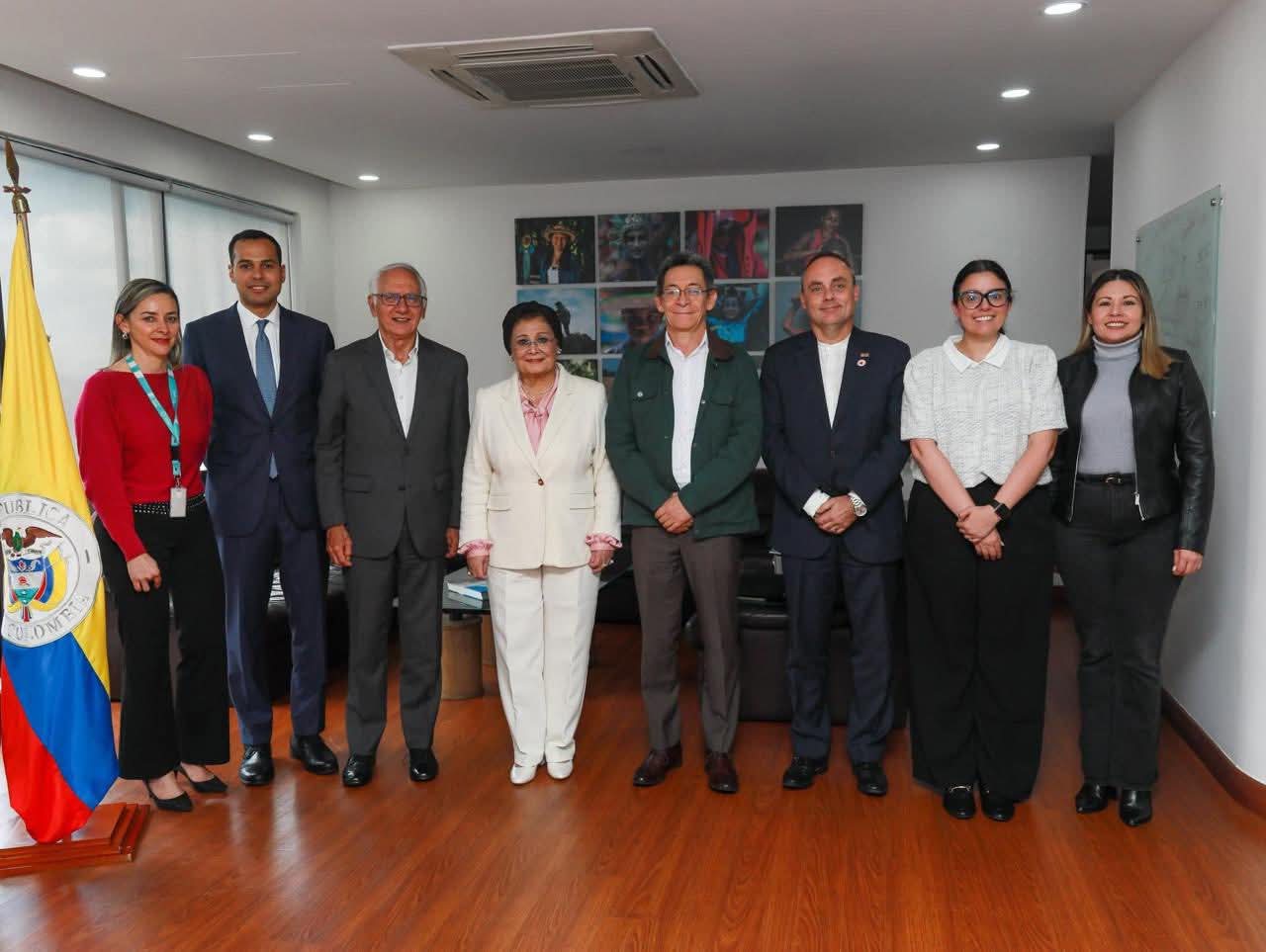 نائب وزير الصحة تبحث مع وزير صحة كولومبيا تبادل الخبرات في الرعاية الصحية الأولية وصحة الأم والطفل