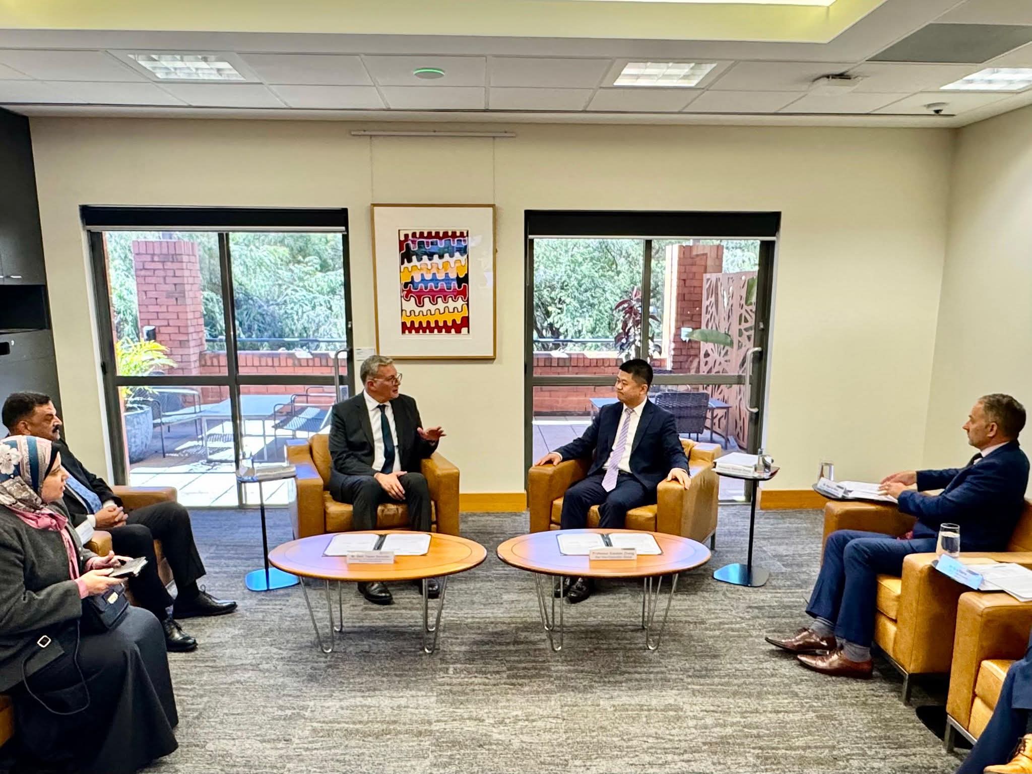 وزير البترول والثروة المعدنية يشهد توقيع خطاب نوايا مع جامعة كيرتن الأسترالية لتطوير قدرات الكوادر التعدينية في مصر 