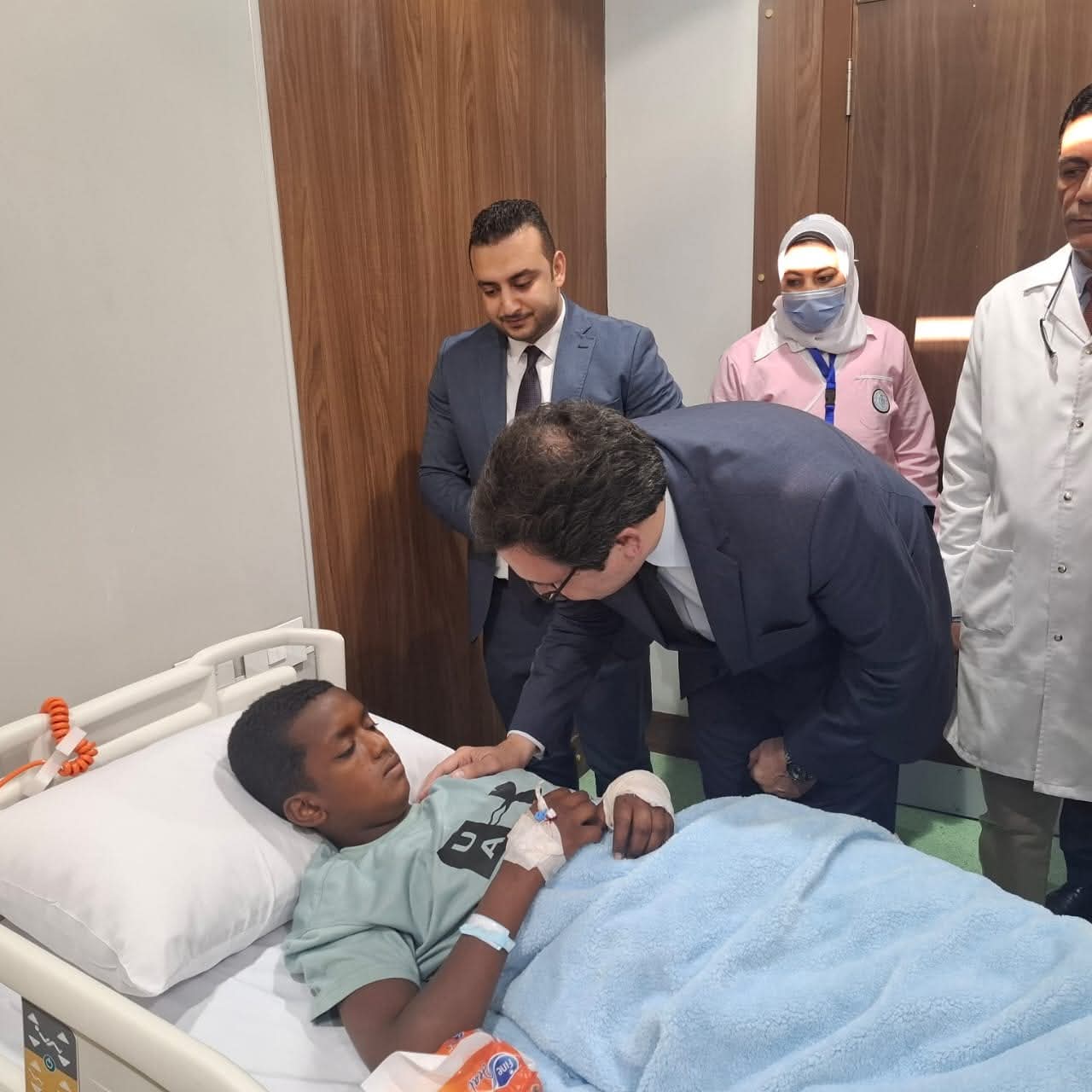 وزير الثقافة يزور طلاب أسوان المصابين في حادث طريق إسنا للاطمئنان على حالتهم الصحية وتوفير الدعم الكامل لهم