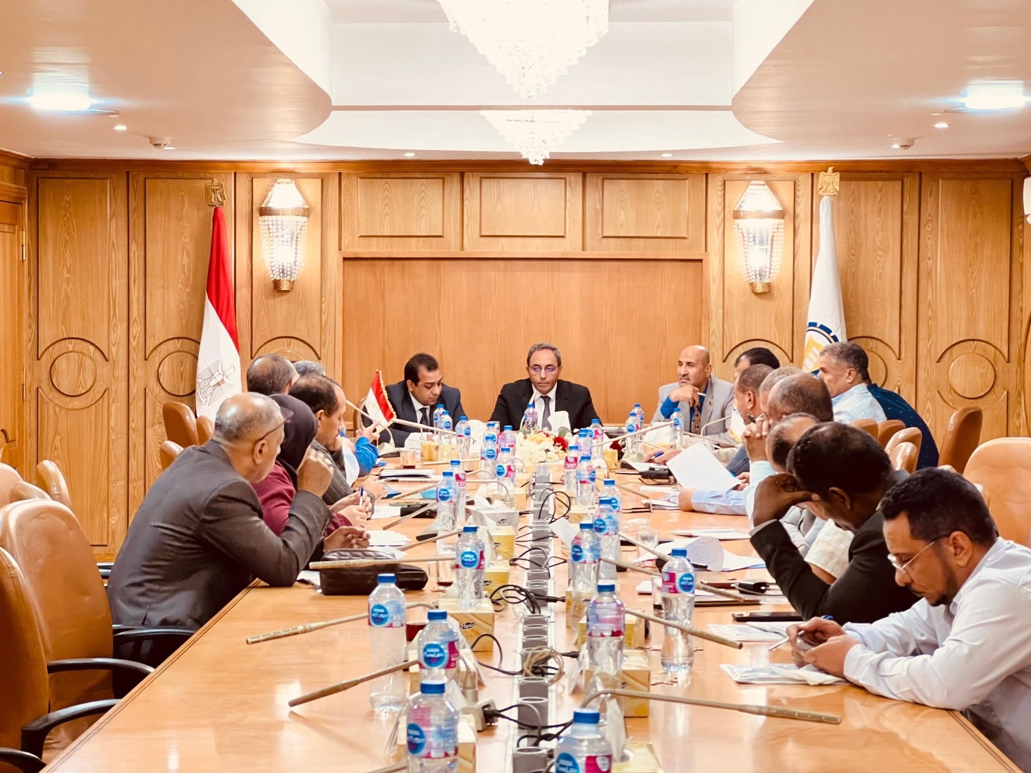 محافظ قنا يبحث مع اللجنة التنفيذية للمشروعات الخضراء والذكية إطلاق مبادرة قنا تتحول للأخضر لدعم الاقتصاد الدوار والطاقة النظيفة