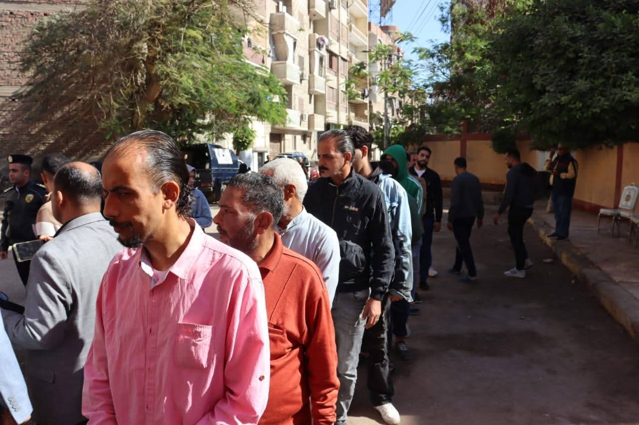 محافظ القليوبية يتفقد لجان انتخابية بمدينة بنها في اليوم الثاني لانتخابات مجلس النواب ويشيد بـ وعي الناخبين