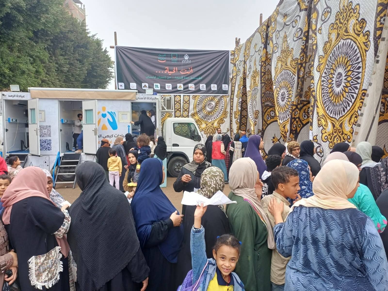 جامعة بنها ومؤسسة حياة كريمة ينظمان قوافل طبية وتوعوية بقرية الجلاتمة بمنشأة ناصر 
