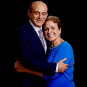 الفنان محمد صبحي يخاطب زوجته الراحلة بعبارة اقترب اللقاء