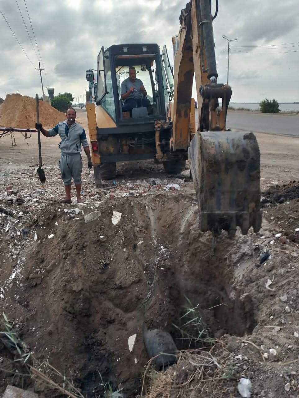 استجابة لشكاوى الأهالي محافظ كفرالشيخ يوجة بصيانة خط طرد الصرف الصحي بطول 4كم بالمنطقة الصناعية ببلطيم 
