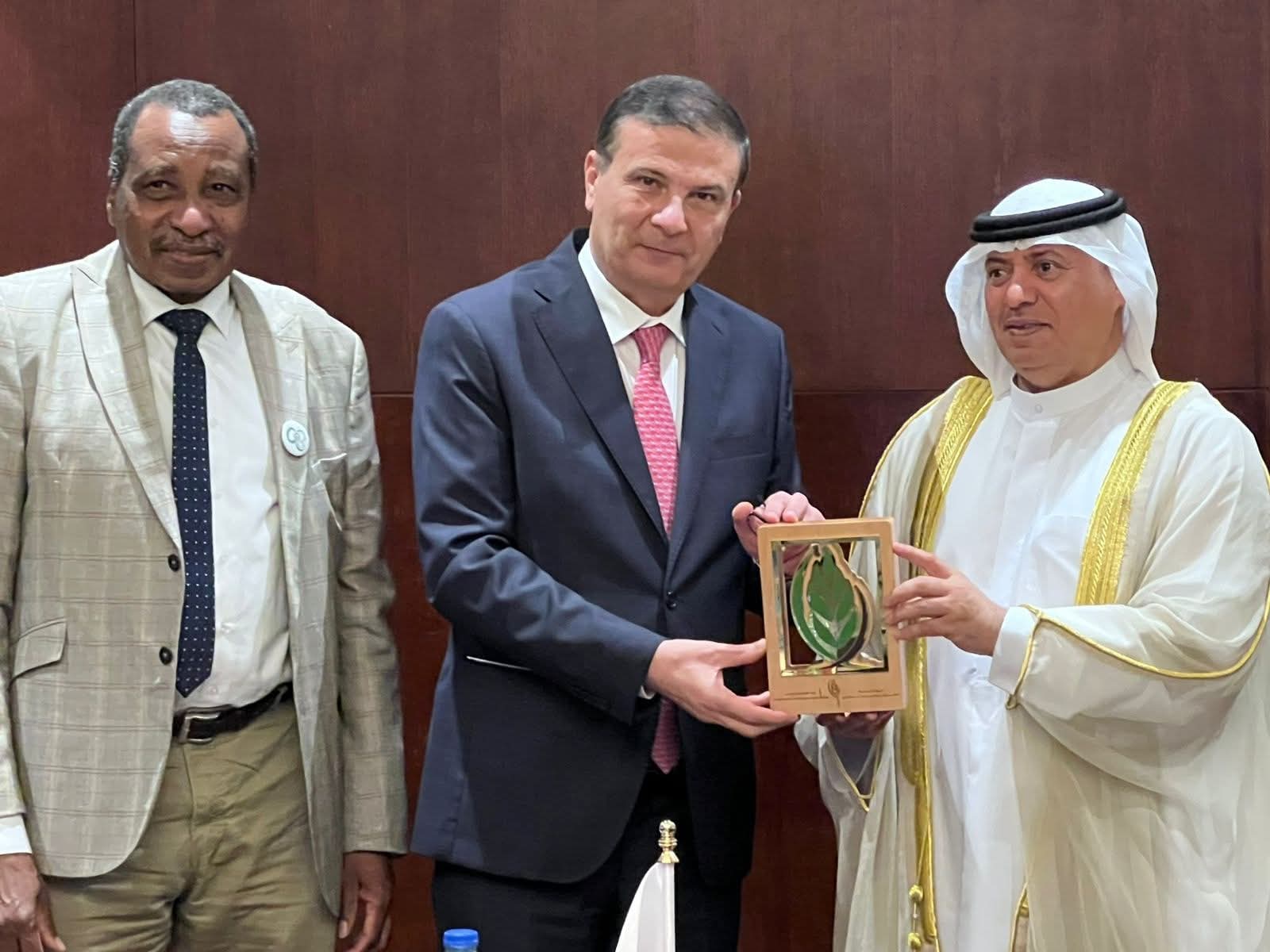 وزير الزراعة يبحث تعزيز الاستثمارات العربية في المجال الزراعي مع رئيس الهيئة العربية للاستثمار ومدير المنظمة العربية للتنمية الزراعية