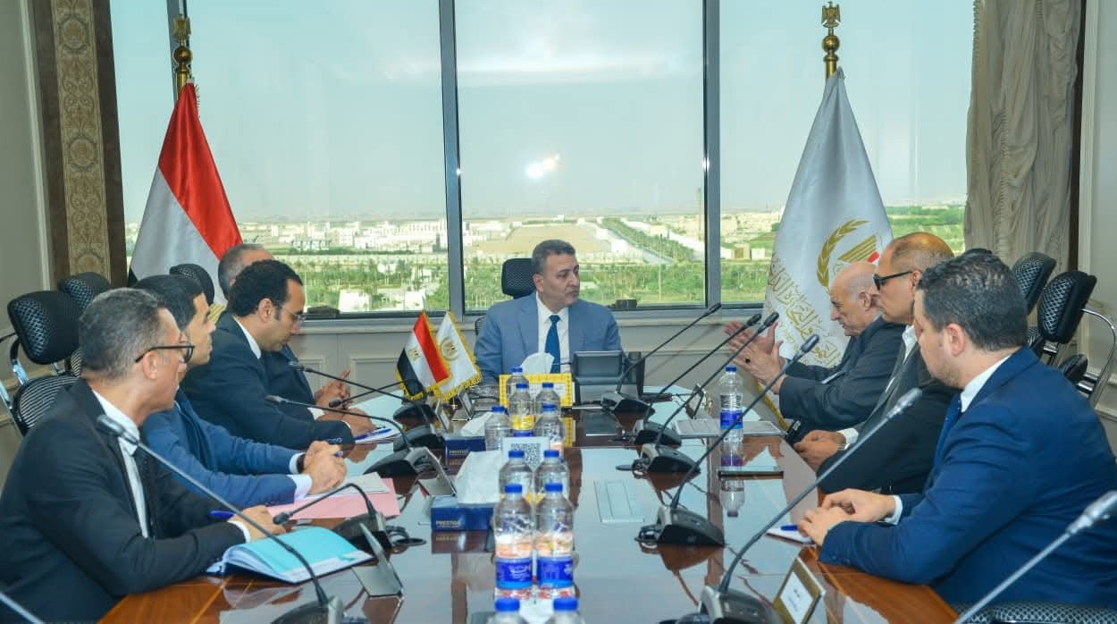 اللواء وليد أبو المجد نائب الوزير يجتمع مع السيد عبد الله غراب رئيس الشعبة العامة للمخابز للاطمئنان على انتظام عمل المخابز البلدية المدعمة