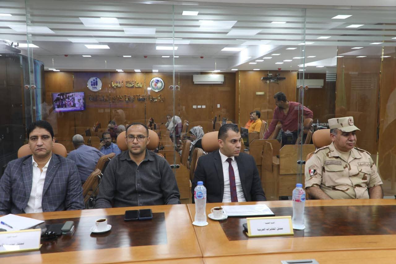 من داخل مركز السيطرة محافظ المنيا يتابع انطلاق عملية التصويت في انتخابات مجلس النواب 2025 في يومها الأول