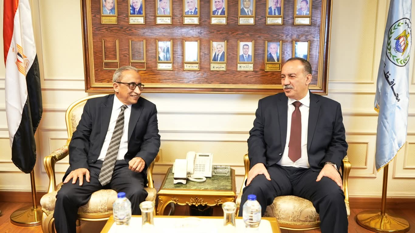 محافظ أسيوط يستقبل الأمين العام لمجلس الوحدة الاقتصادية العربية بمكتبه لتعزيز التعاون التنموي