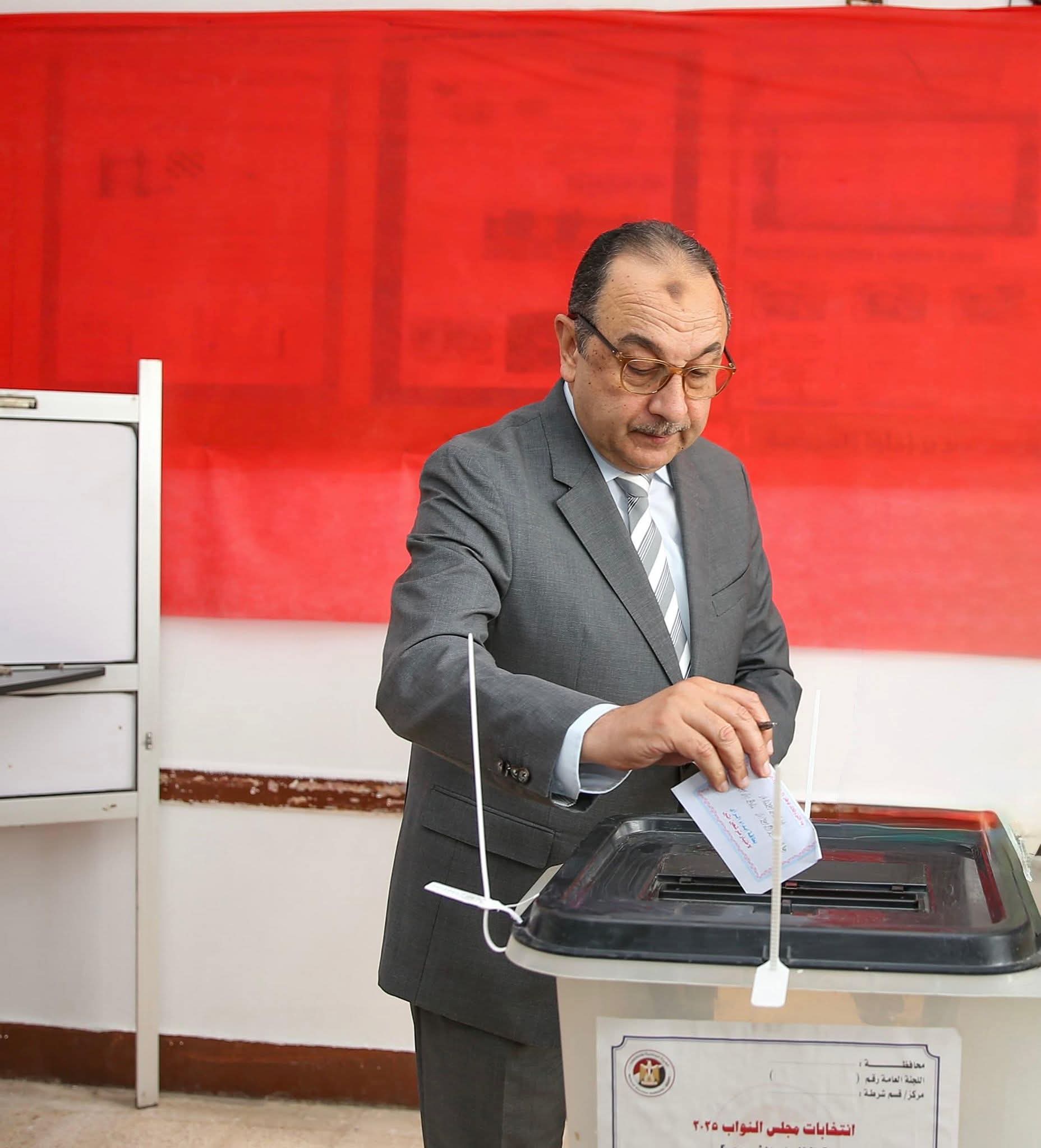 وزير قطاع الأعمال العام يدلي بصوته في انتخابات مجلس النواب بلجنته الانتخابية بمدرسة سيزا نبراوي بالقاهرة الجديدة