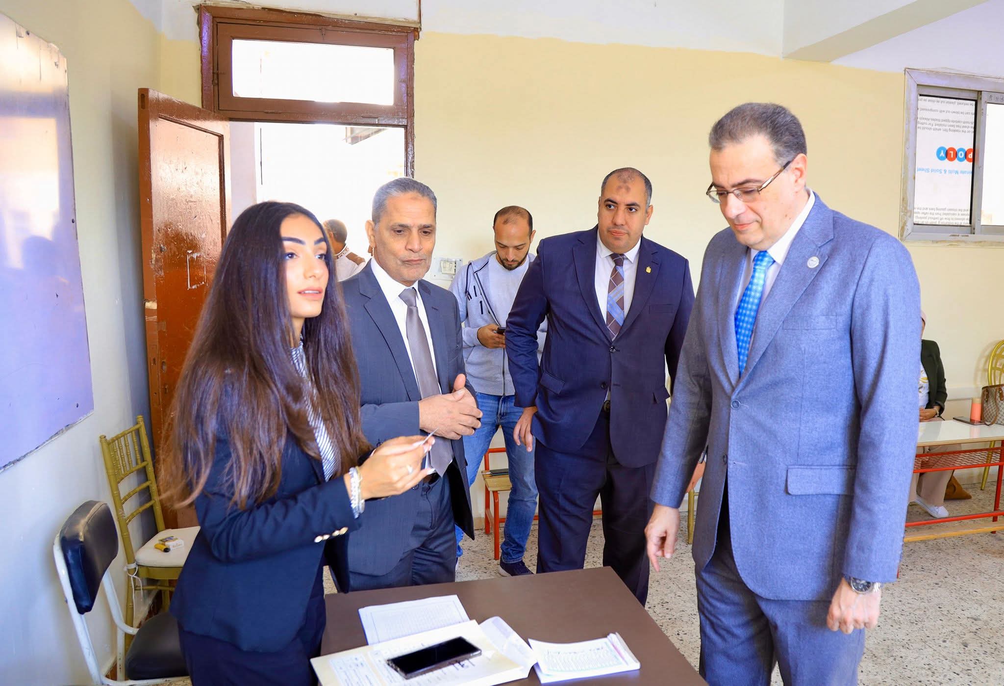 رئيس الجهاز المركزي للتنظيم والإدارة يدلي بصوته في انتخابات مجلس النواب