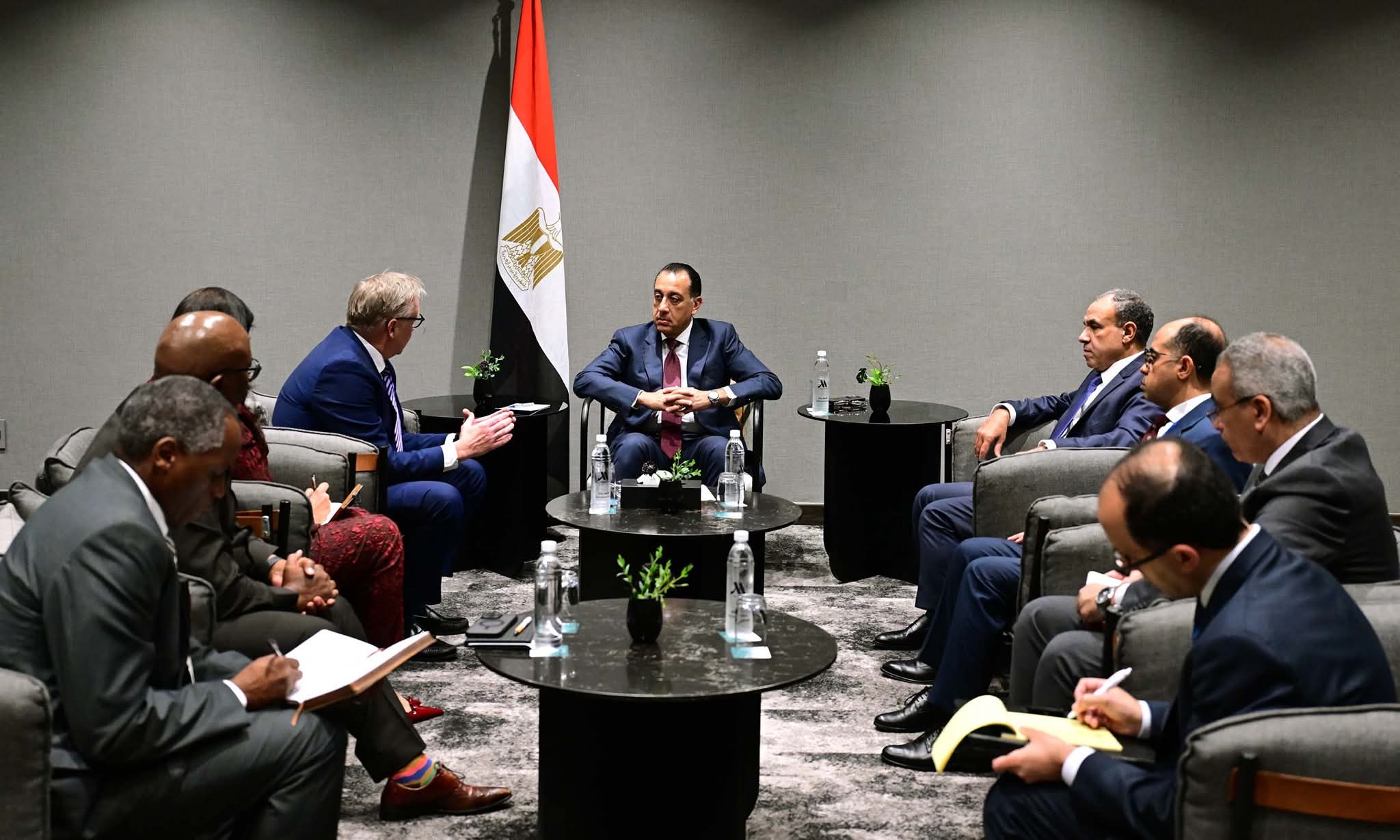 رئيس الوزراء يلتقي مسئولي شركة أنجلو جولد أشانتي المستثمرة في منجم السكري للذهب عقب وصوله جوهانسبرج لترؤس وفد مصر في قمة العشرين نيابة عن فخامة الرئيس