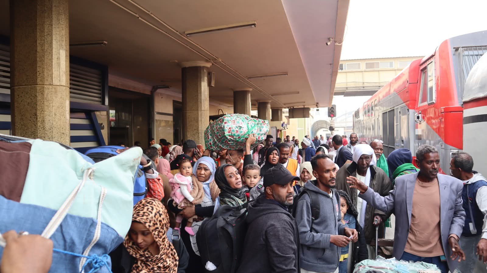 سكك حديد مصر تواصل نقل الاشقاء السودانيين عبر الرحلة الخامسة والثلاثين لقطارات العودة الطوعية