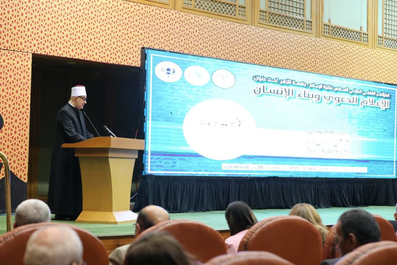 خلال كلمة فضيلته في الجلسة الافتتاحية لمؤتمر كلية الإعلام بنين بجامعة الأزهر مفتي الجمهورية يؤكد الإعلام الأمين رسالة هادفة تشكل وعي الناس وتبعدهم عن الأهواء والخرافات