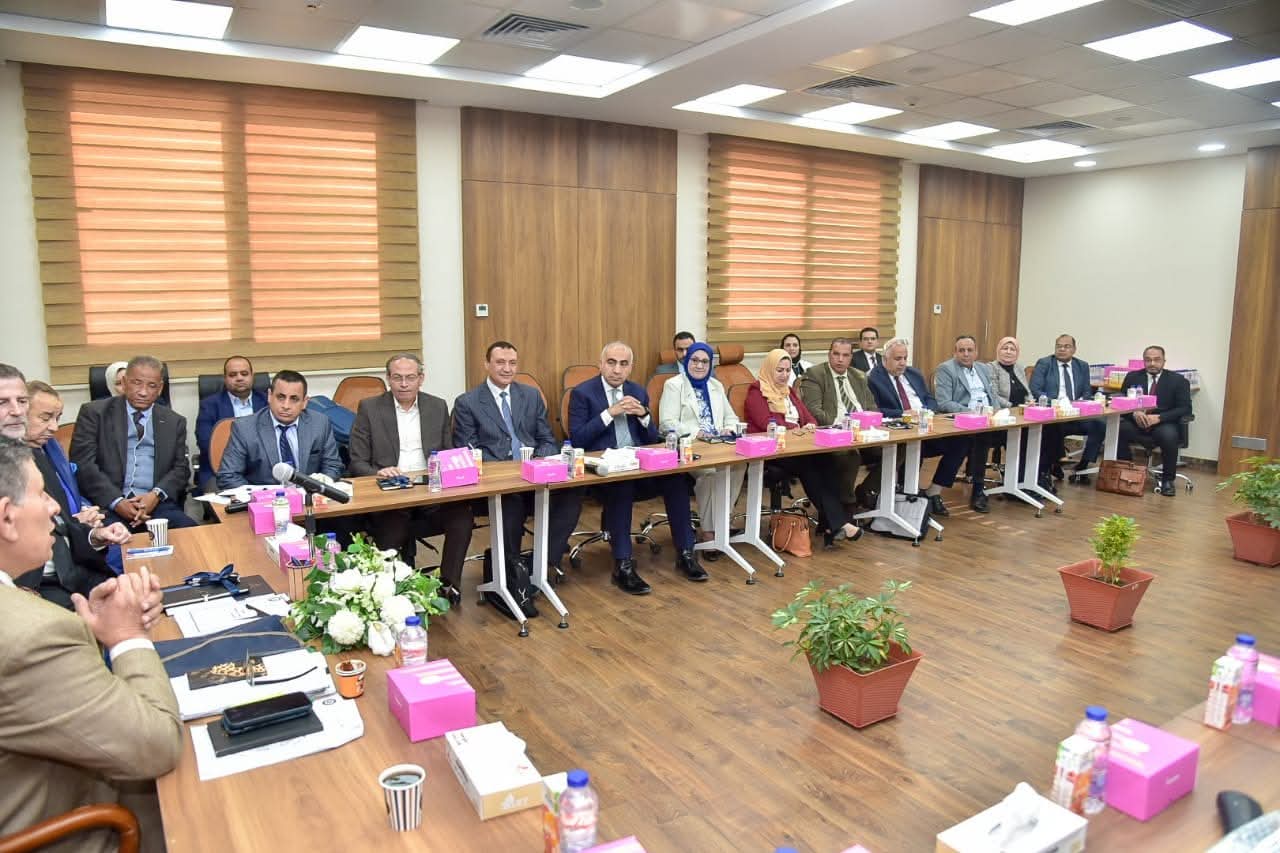 بمقر هيئة الدواء المصرية لجنة قطاع الصيدلة تعقد اجتماعها الدوري لمتابعة الملفات الأكاديمية والإدارية بكليات الصيدلة