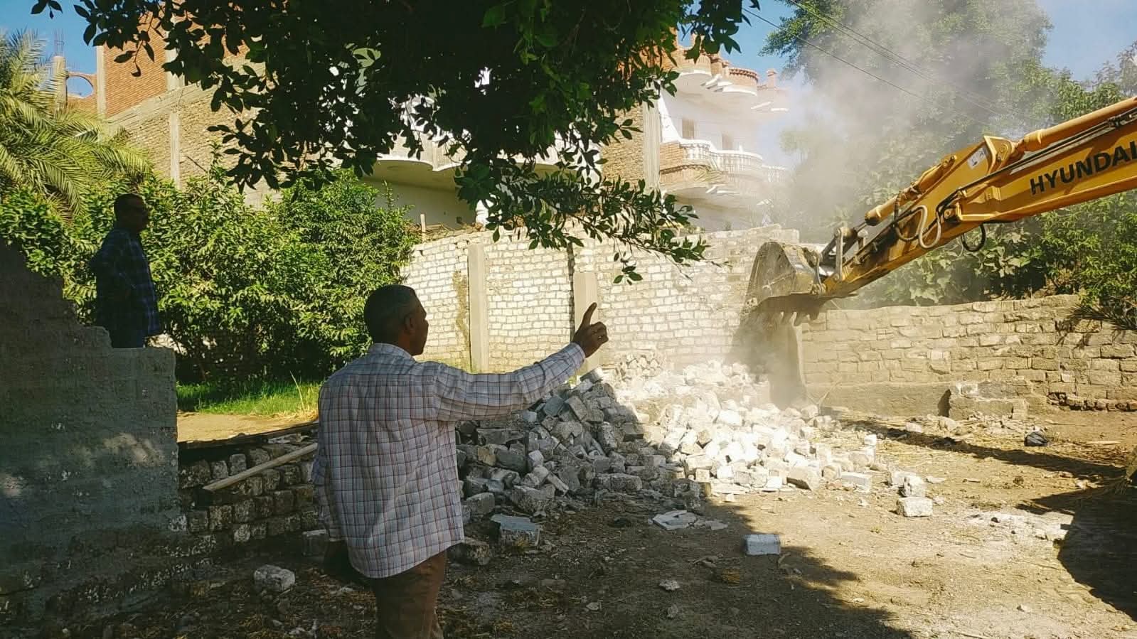 محافظ أسيوط إزالة 21 حالة تعدي واسترداد 26 فدان ضمن المرحلة الثالثة من الموجة الـ27