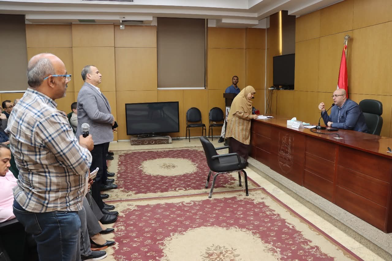 محافظ بني سويف يناقش مطالب وشكاوى واحتياجات المواطنين في القطاعات الحيوية والمرافق الخدمية