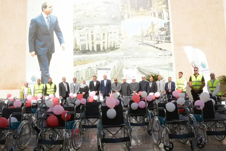 محافظ الغربية بالتعاون مع مؤسسة صناع الخير يوزع كراسي كهربائية وأطرافًا صناعية دعمًا للفئات الأولى بالرعاية وطلاب الأزهر الشريف