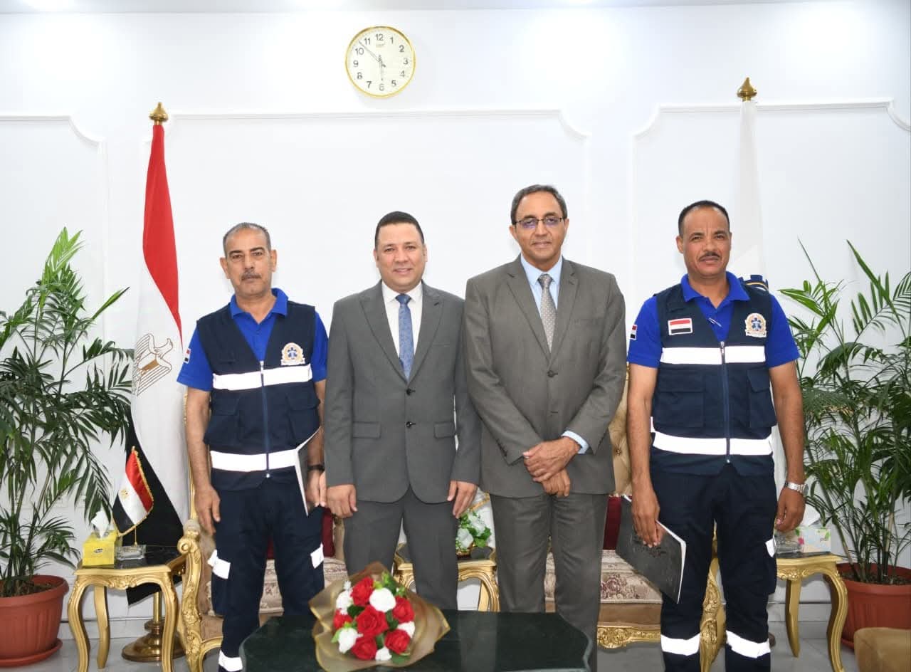 محافظ قنا يكرّم مسعفا وسائقا أعادا مبلغا ماليًا كبيرًا وهاتف آيفون 16 برو ماكس لصاحبهما