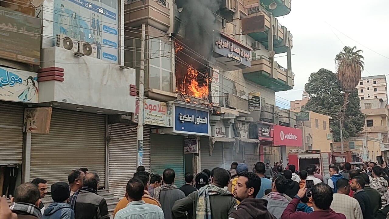 حريق بمحل تجاري في طهطا بسوهاج يُصيب 10 أشخاص ويحتجز سكانًا داخل العقار