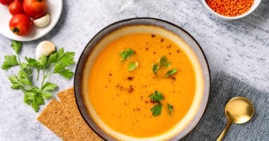 طريقة عمل شوربة العدس بالكريمة الدفء المثالي لأيام الشتاء الباردة