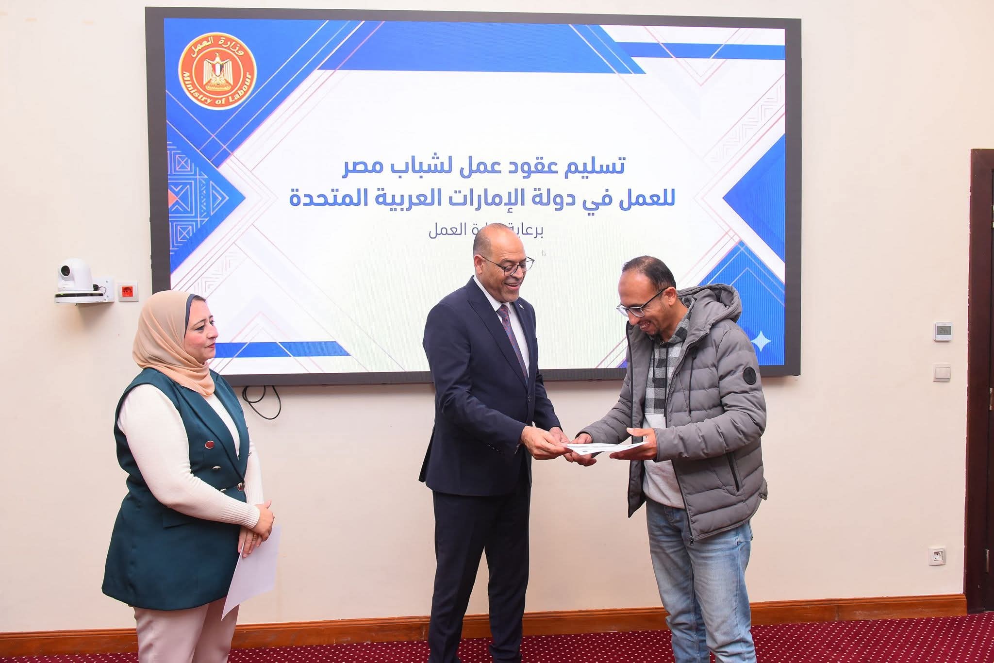 وزير العمل يسلّم 25 عقد عمل جديد لشباب مصري للعمل بدولة الإمارات