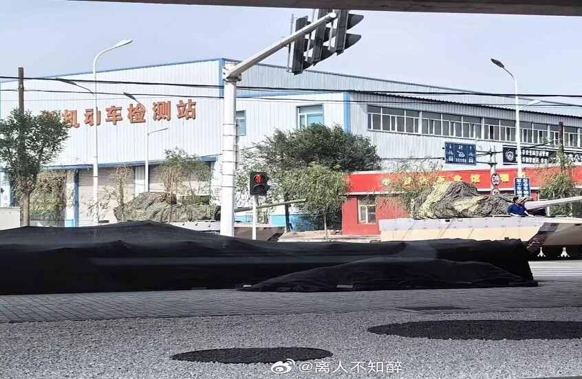 رصد دبابة مجهولة الطراز على طريق سريع في الصين يثير تكهنات حول نماذج جديدة