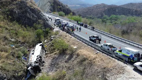 عشرات القتلى والجرحى إثر سقوط حافلة تلاميذ في كولومبيا