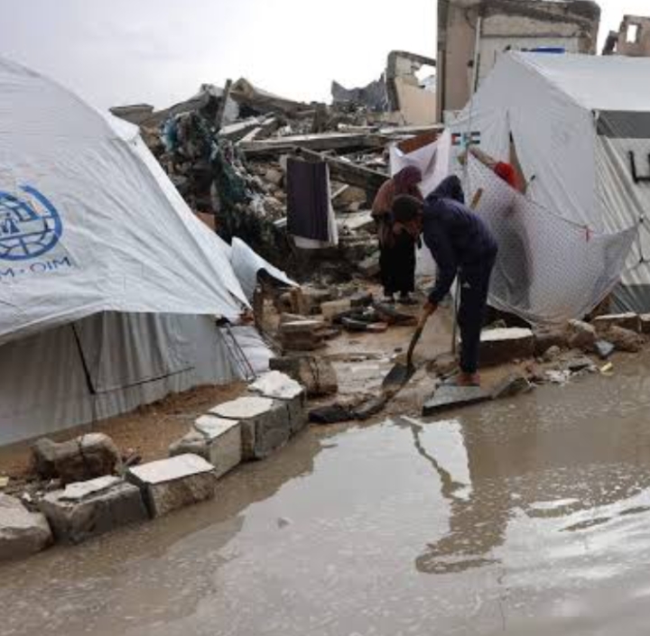 أمطار غزيرة ورياح عاتية في غزة… وتحذيرات من فيضانات وأزمات جديدة