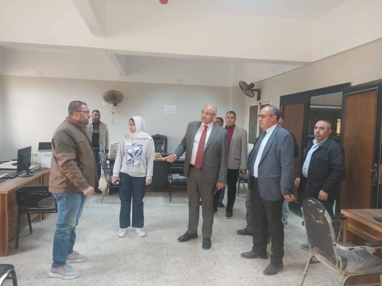 محافظ القليوبية يقوم بجولة مفاجئة لمتابعة سير العمل داخل مجلس ومدينة شبين القناطر