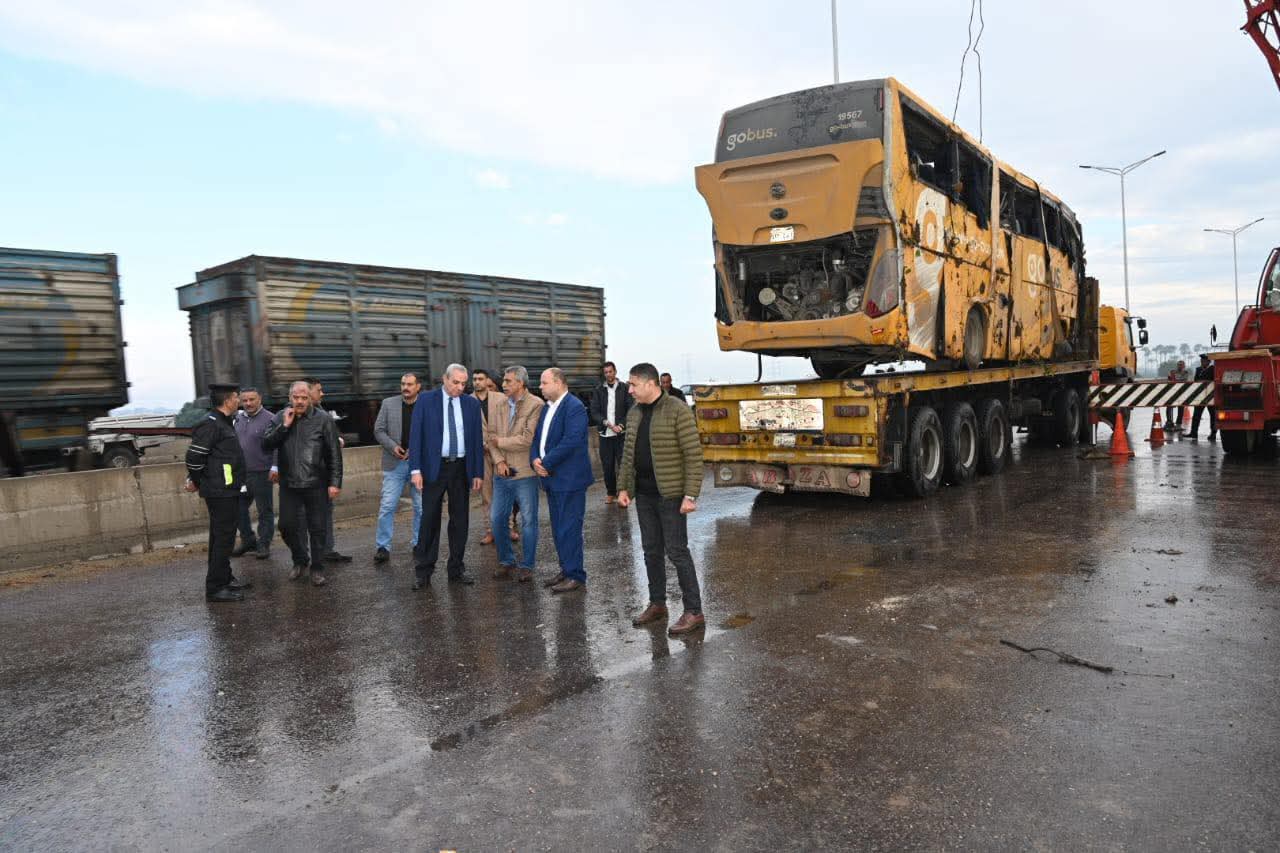 محافظ الغربية يقطع جولته بالمحلة الكبرى ويتوجه إلى موقع حادث انقلاب أتوبيس على طريق دفرة كفر الزيات الحر ويتابع رفعه ثم ينتقل لمستشفى كفر الزيات للاطمئنان على المصابين